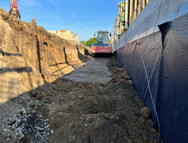 Rozsáhlé terénní úpravy, včetně drenáže pro odvod vody a přípravy podkladu pro zákl. konstrukce - Bytové domy Čtyři Dvory - HTÚ