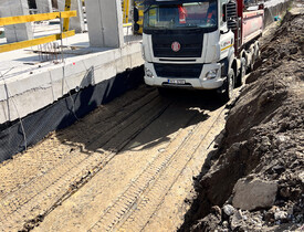 Rozsáhlé terénní úpravy, včetně drenáže pro odvod vody a přípravy podkladu pro zákl. konstrukce - Bytové domy Čtyři Dvory - HTÚ