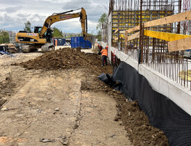 Rozsáhlé terénní úpravy, včetně drenáže pro odvod vody a přípravy podkladu pro zákl. konstrukce - Bytové domy Čtyři Dvory - HTÚ