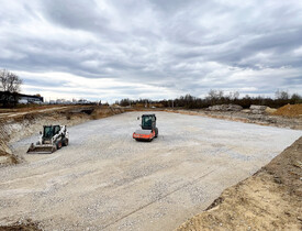 Rozsáhlé terénní úpravy, včetně drenáže pro odvod vody a přípravy podkladu pro zákl. konstrukce - Bytové domy Čtyři Dvory - HTÚ