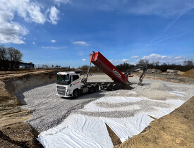 Rozsáhlé terénní úpravy, včetně drenáže pro odvod vody a přípravy podkladu pro zákl. konstrukce - Bytové domy Čtyři Dvory - HTÚ