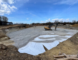 Rozsáhlé terénní úpravy, včetně drenáže pro odvod vody a přípravy podkladu pro zákl. konstrukce - Bytové domy Čtyři Dvory - HTÚ