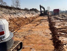 Rozsáhlé terénní úpravy, včetně drenáže pro odvod vody a přípravy podkladu pro zákl. konstrukce - Bytové domy Čtyři Dvory - HTÚ