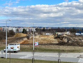 Rozsáhlé terénní úpravy, včetně drenáže pro odvod vody a přípravy podkladu pro zákl. konstrukce - Bytové domy Čtyři Dvory - HTÚ