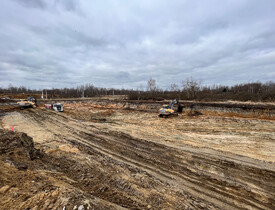 Rozsáhlé terénní úpravy, včetně drenáže pro odvod vody a přípravy podkladu pro zákl. konstrukce - Bytové domy Čtyři Dvory - HTÚ