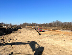 Rozsáhlé terénní úpravy, včetně drenáže pro odvod vody a přípravy podkladu pro zákl. konstrukce - Bytové domy Čtyři Dvory - HTÚ