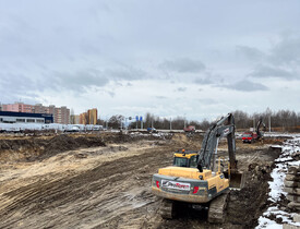 Rozsáhlé terénní úpravy, včetně drenáže pro odvod vody a přípravy podkladu pro zákl. konstrukce - Bytové domy Čtyři Dvory - HTÚ