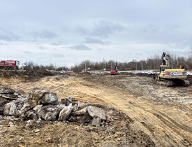 Rozsáhlé terénní úpravy, včetně drenáže pro odvod vody a přípravy podkladu pro zákl. konstrukce - Bytové domy Čtyři Dvory - HTÚ