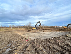 Rozsáhlé terénní úpravy, včetně drenáže pro odvod vody a přípravy podkladu pro zákl. konstrukce - Bytové domy Čtyři Dvory - HTÚ