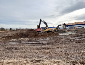 Rozsáhlé terénní úpravy, včetně drenáže pro odvod vody a přípravy podkladu pro zákl. konstrukce - Bytové domy Čtyři Dvory - HTÚ