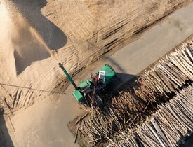 Výroba hnědé štěpky s obsahem kůry (Zdroj: Shutterstock)
