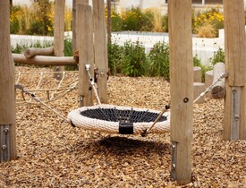 Mulčování dětského hřiště štěpkou (Zdroj: Shutterstock)
