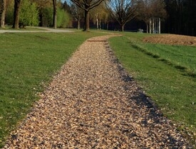 Štěpkou mulčovaná cesta v parku (Zdroj: Shutterstock)
