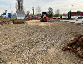 Úprava terénu, realizace zpevněných ploch, vnější kanalizace, vodovodu a oplocení - parkoviště spol. ADKO.