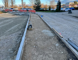 Úprava terénu, realizace zpevněných ploch, vnější kanalizace, vodovodu a oplocení - parkoviště spol. ADKO.