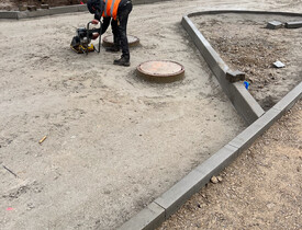 Úprava terénu, realizace zpevněných ploch, vnější kanalizace, vodovodu a oplocení - parkoviště spol. ADKO.