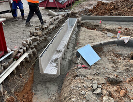 Úprava terénu, realizace zpevněných ploch, vnější kanalizace, vodovodu a oplocení - parkoviště spol. ADKO.