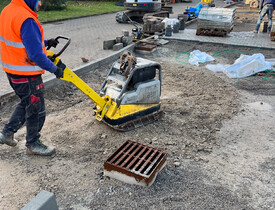 Úprava terénu, realizace zpevněných ploch, vnější kanalizace, vodovodu a oplocení - parkoviště spol. ADKO.