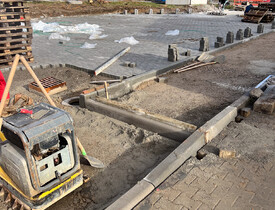 Úprava terénu, realizace zpevněných ploch, vnější kanalizace, vodovodu a oplocení - parkoviště spol. ADKO.