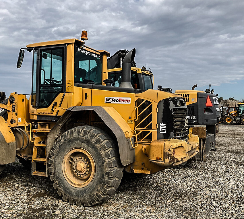 Naše stavební firma z Českých Budějovic se zabývá zemními pracemi, terénními úpravami a pozemním stavitelstvím.