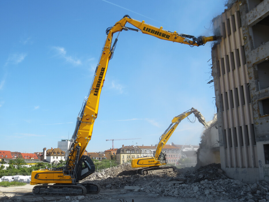 Demoliční bagr Liebherr k pronájmu